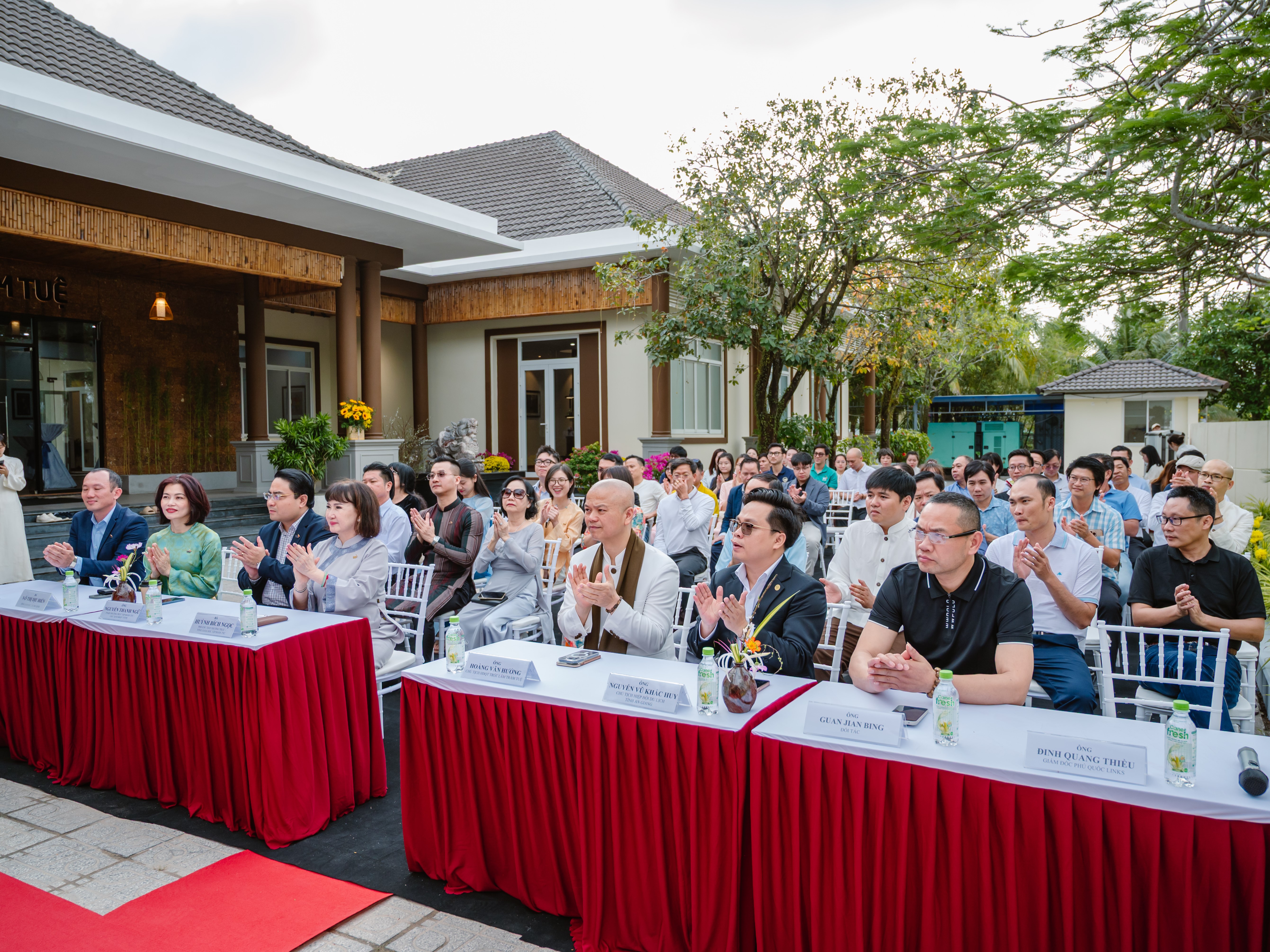 Các thành phần tham dự