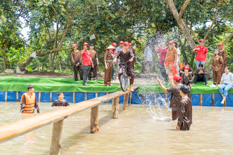 Chạy xe đạp qua cầu ván - Du lịch Tuấn Tường