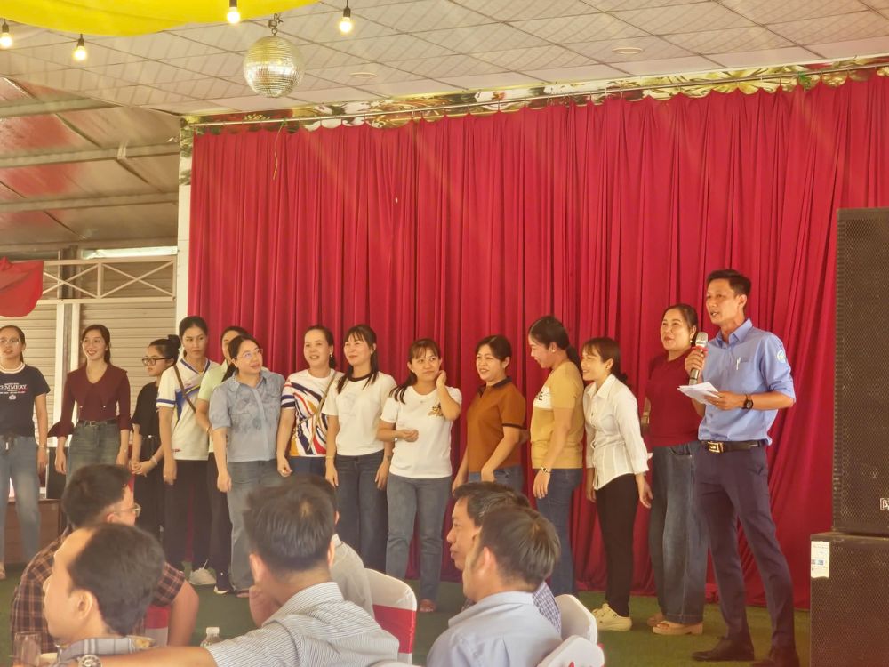 Tiệc thân mật thắt chặt tình đoàn kết tập thể