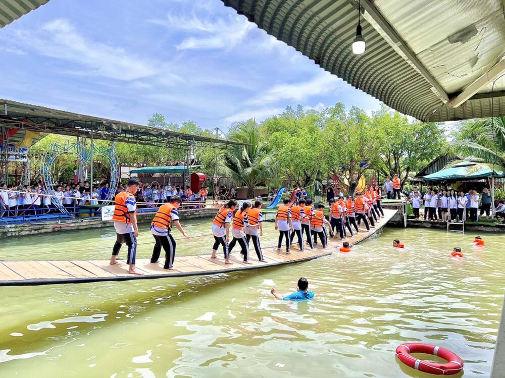 Kết nối với văn hóa và đời sống địa phương