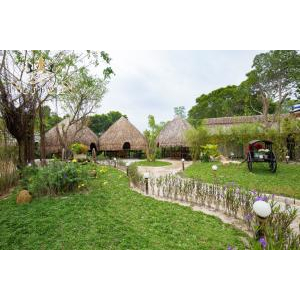 Khuôn viên nhà hàng Ngự Uyển