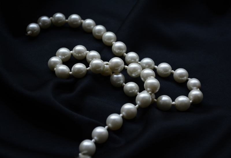 Ngọc trai trong dòng chảy thời trang nam giới