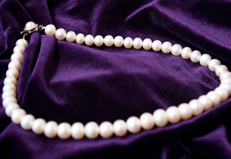 Cách đeo ngọc trai đúng để tránh tiếp xúc hóa chất
