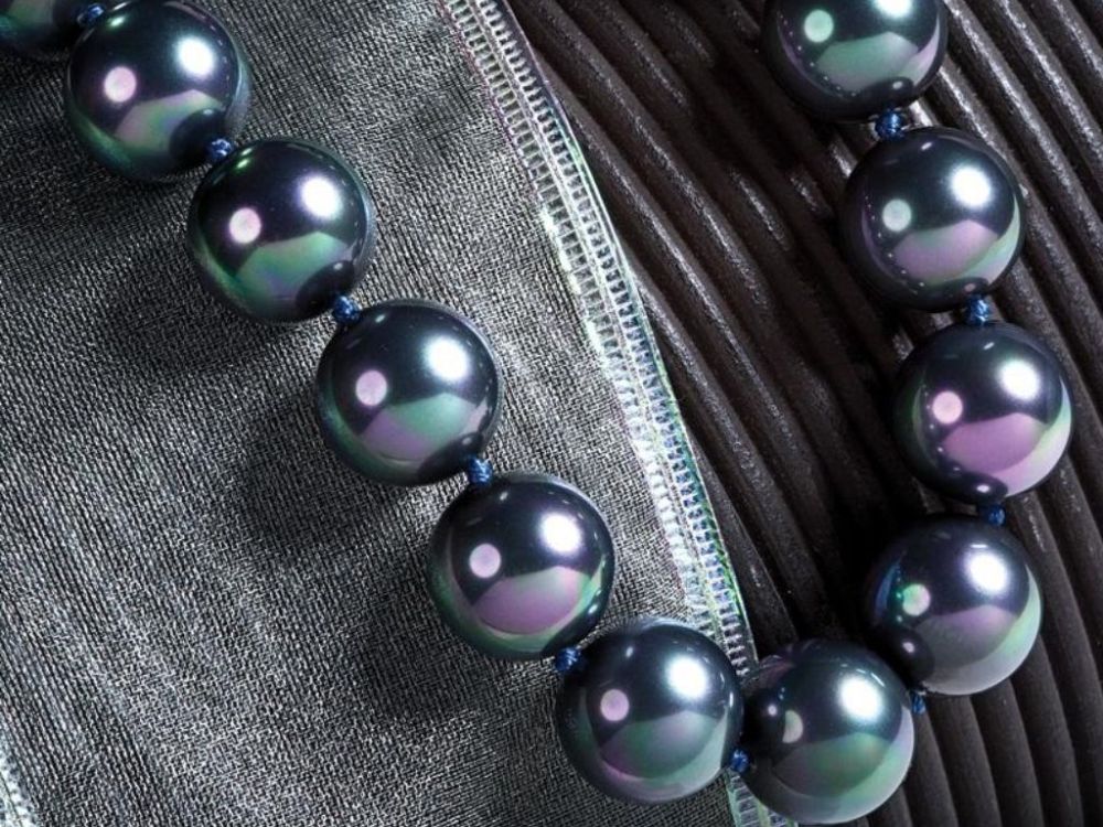 Hiệu ứng ánh xà cừ tạo nên sắc đen huyền ảo