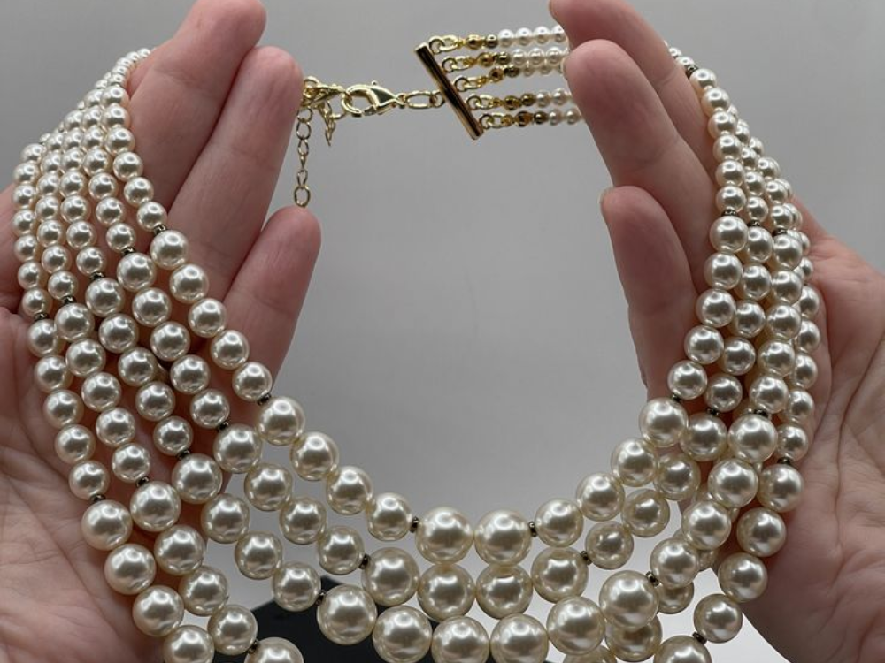 Ma sát nhẹ giúp bề mặt ngọc thêm bóng