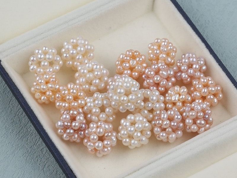 Ngọc trai và áo dài, song hành chứ không phụ trợ