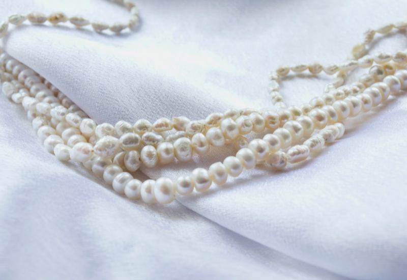 Vì sao mồ hôi có thể ảnh hưởng đến ngọc trai?