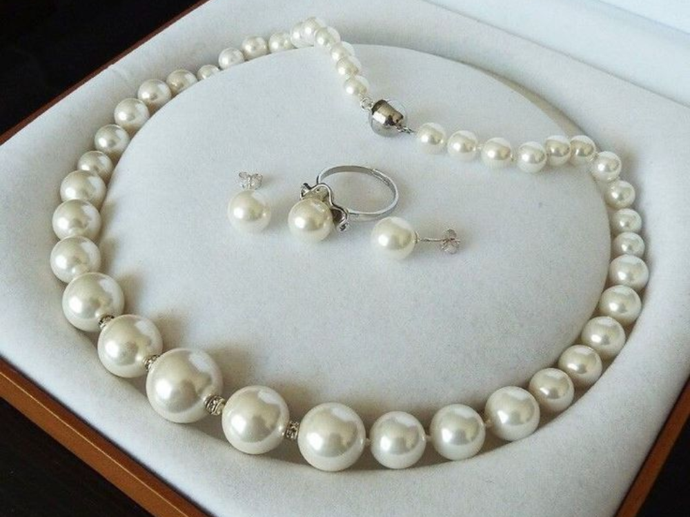 Ngọc trai tối giản tinh tế cho phong cách công sở và street style