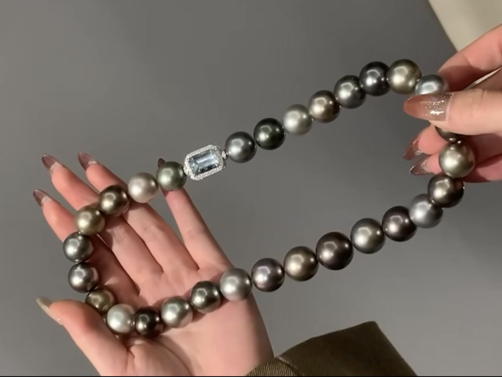 Ngọc trai gắn với biểu tượng của sự dịu dàng và cân bằng