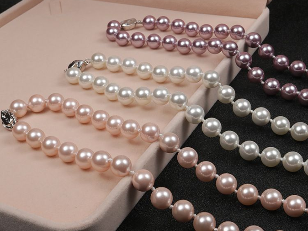 Phối ngọc trai với trang phục công sở hiện đại