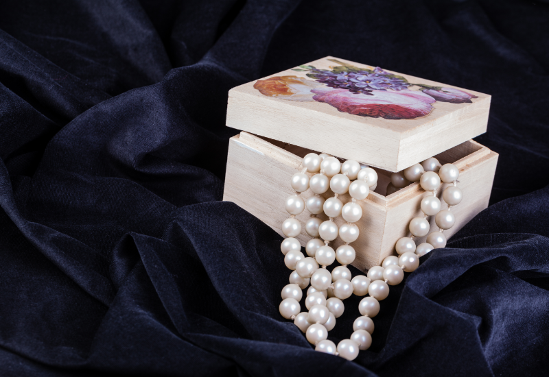 Cách đeo ngọc trai an toàn trong mùa nóng