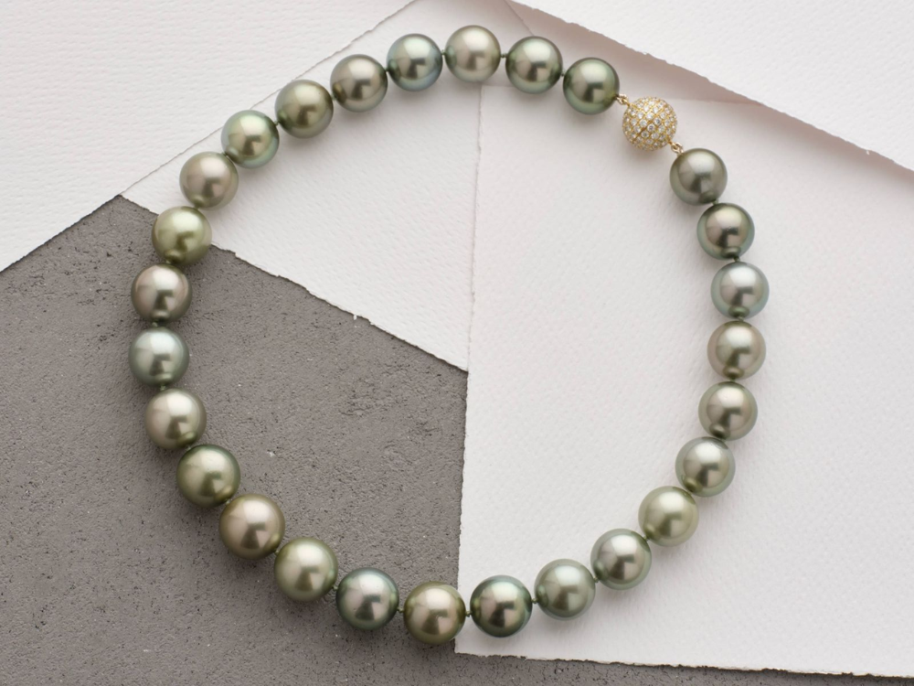 Đá quý phản xạ ánh sáng, ngọc trai tán xạ ánh sáng