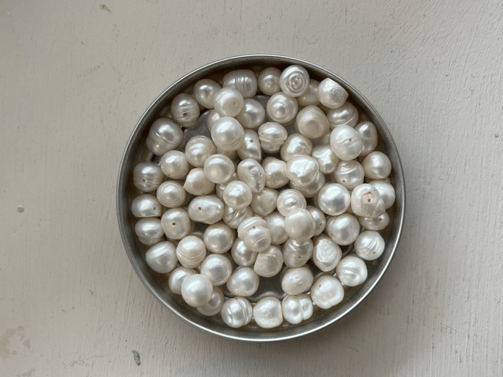 Cồn và axit trong nước hoa làm bào mòn bề mặt ngọc