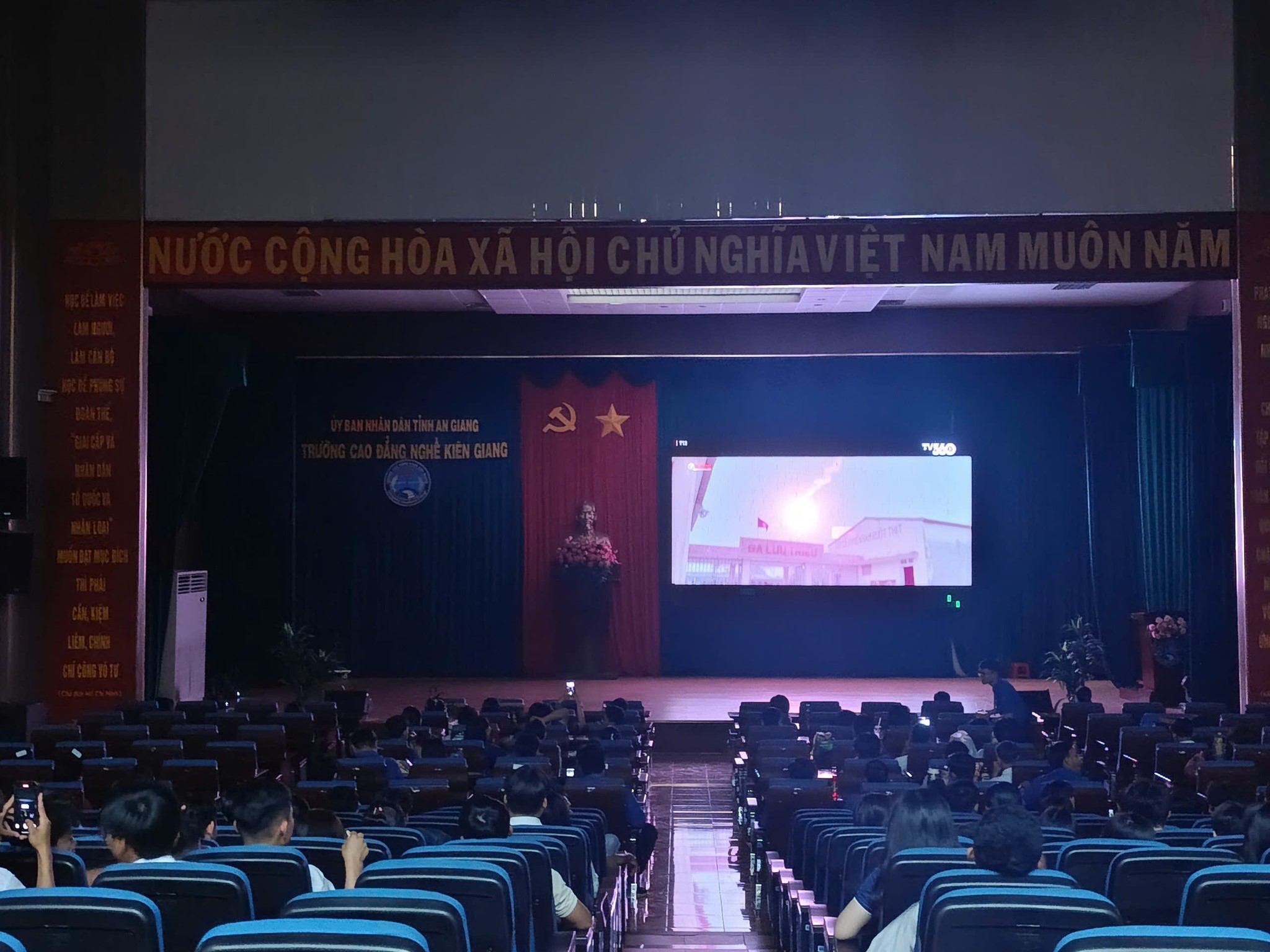 Mưa Đỏ - Khác Họa Một Thời Hao Lửa, Thắp Lên Ngọn Lửa Tinh Thần Trong Thế Hệ Trẻ