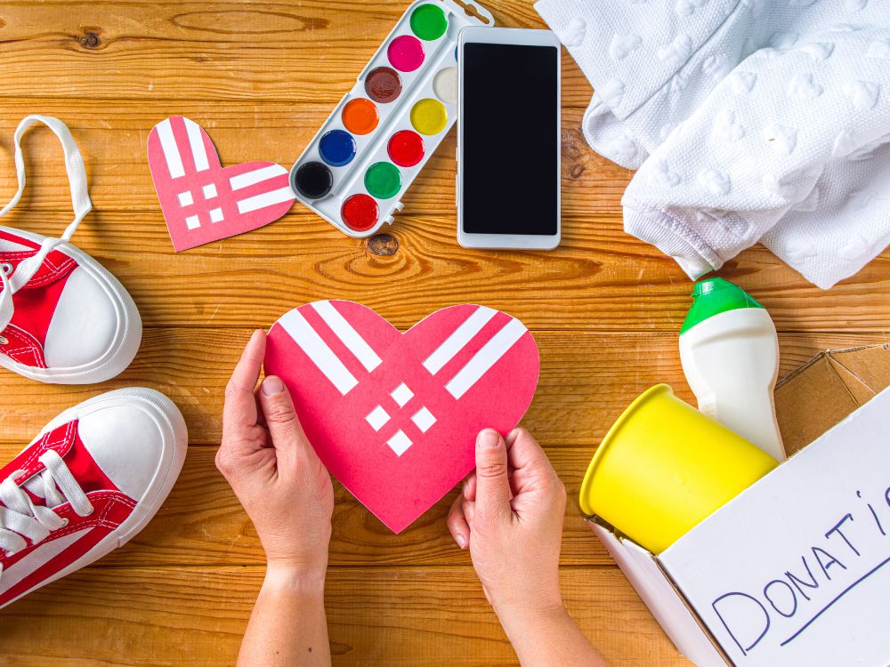 2. Gian hàng đồ cũ "Đồng giá 5.000 – 10.000 đồng" – Gây quỹ vì giáo dục