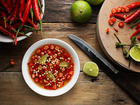 Phản ứng với nước mắm công nghiệp và các sản phẩm nhân tạo