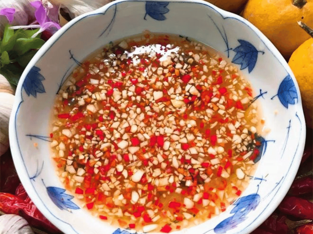 Muối biển giúp ổn định màu sắc và hương thơm đặc trưng của nước mắm