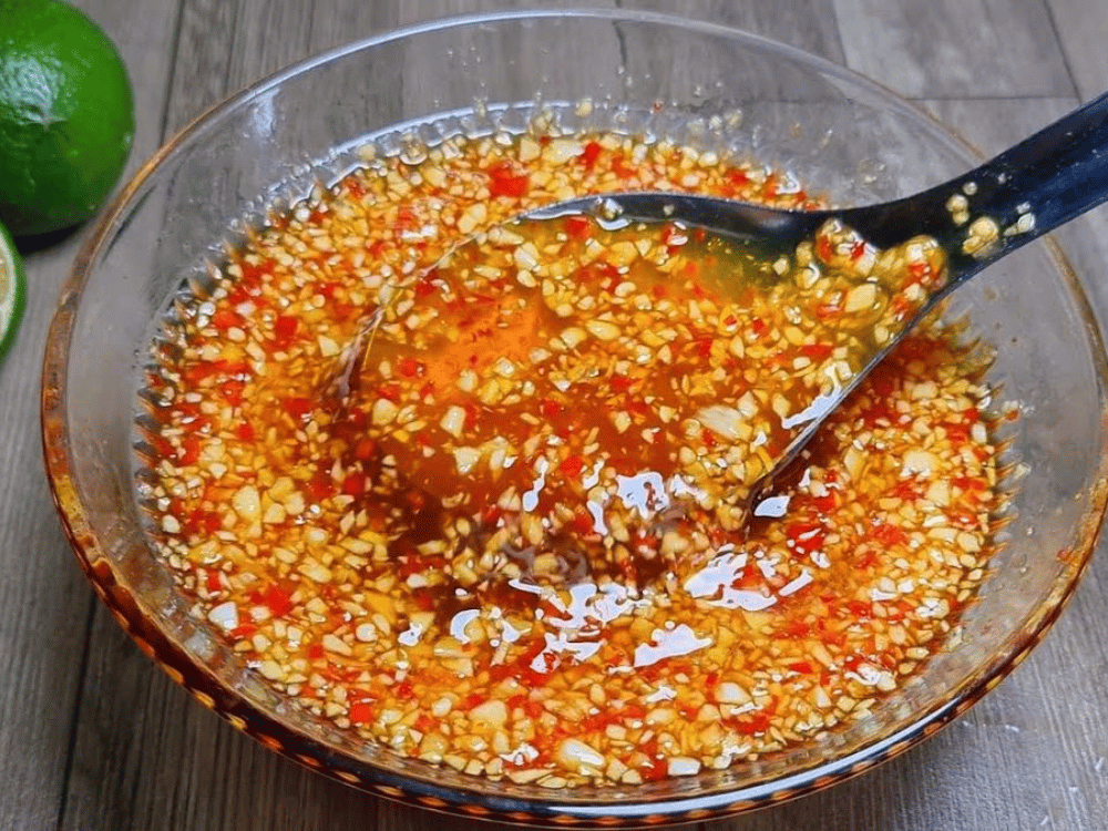 Muối biển giúp nước mắm dịu vị, không gắt mặn