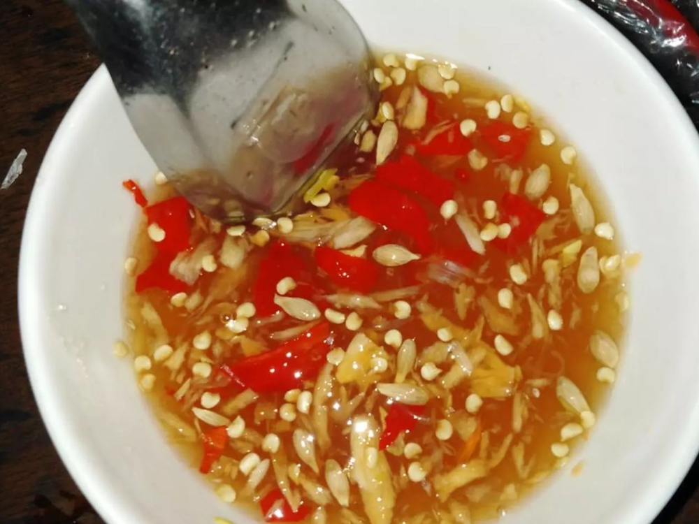 Các món có nhiều gia vị mạnh – Dễ gây “xung đột” mùi vị