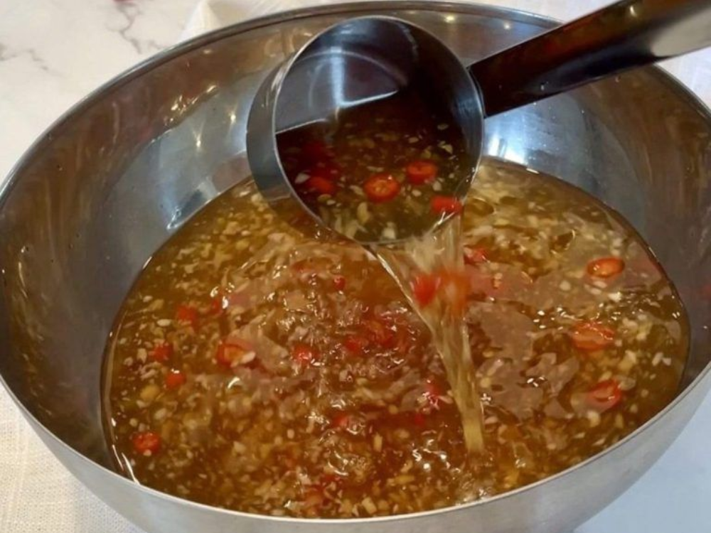 Vì sao nước mắm cần ủ lâu mới ngon?