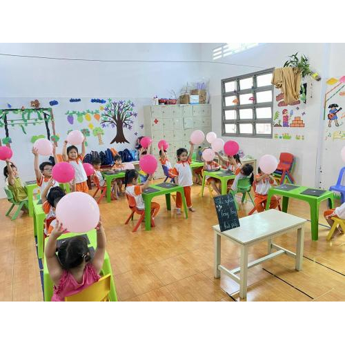 Thí nghiệm Bóng Bay Hút Giấy: Khám Phá Vật Lý Đơn Giản Tại Mầm Non Khải Trí