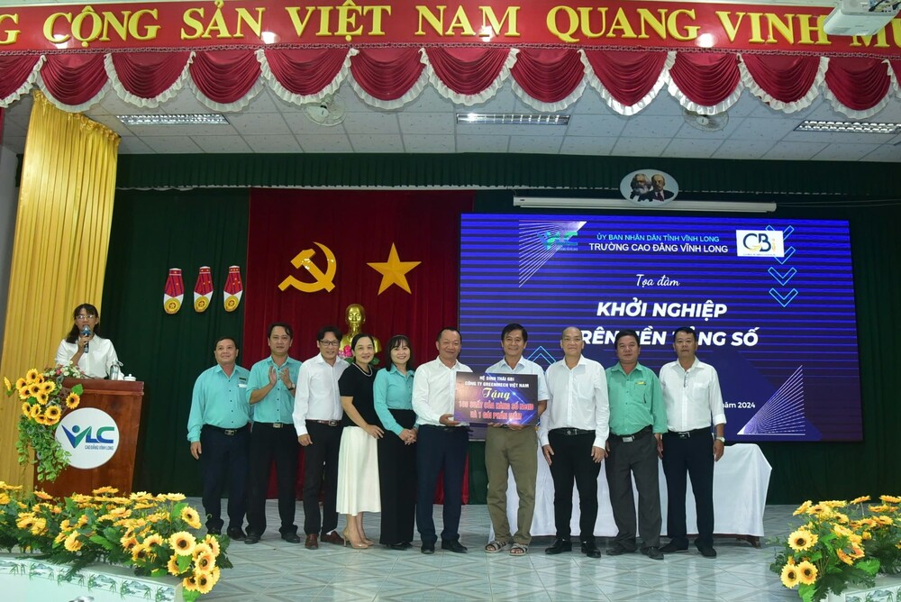 Ông Nguyễn Đức Trung – Giám đốc Công ty TNHH Greenmech Việt Nam trao tặng 100 suất Cửa hàng số và 01 gói phần mềm GBi Solution cho Ông Hồ Kỳ Nam – Phó Hiệu trưởng Trường Cao Đẳng Vĩnh Long và các vị đại biểu