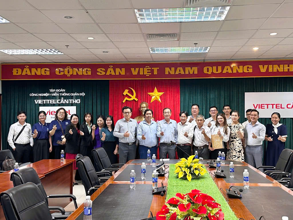 Lãnh đạo Công ty Cổ Phần Hiền Nhân Group ghi lại khoảnh khắc đáng nhớ cùng các thành viên và khách mời tại Viettel Cần Thơ.