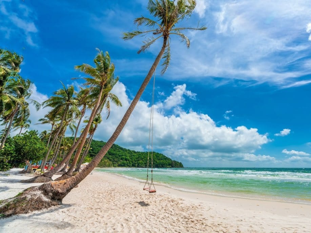 Bãi tắm yên bình bên bờ biển Phú Quốc