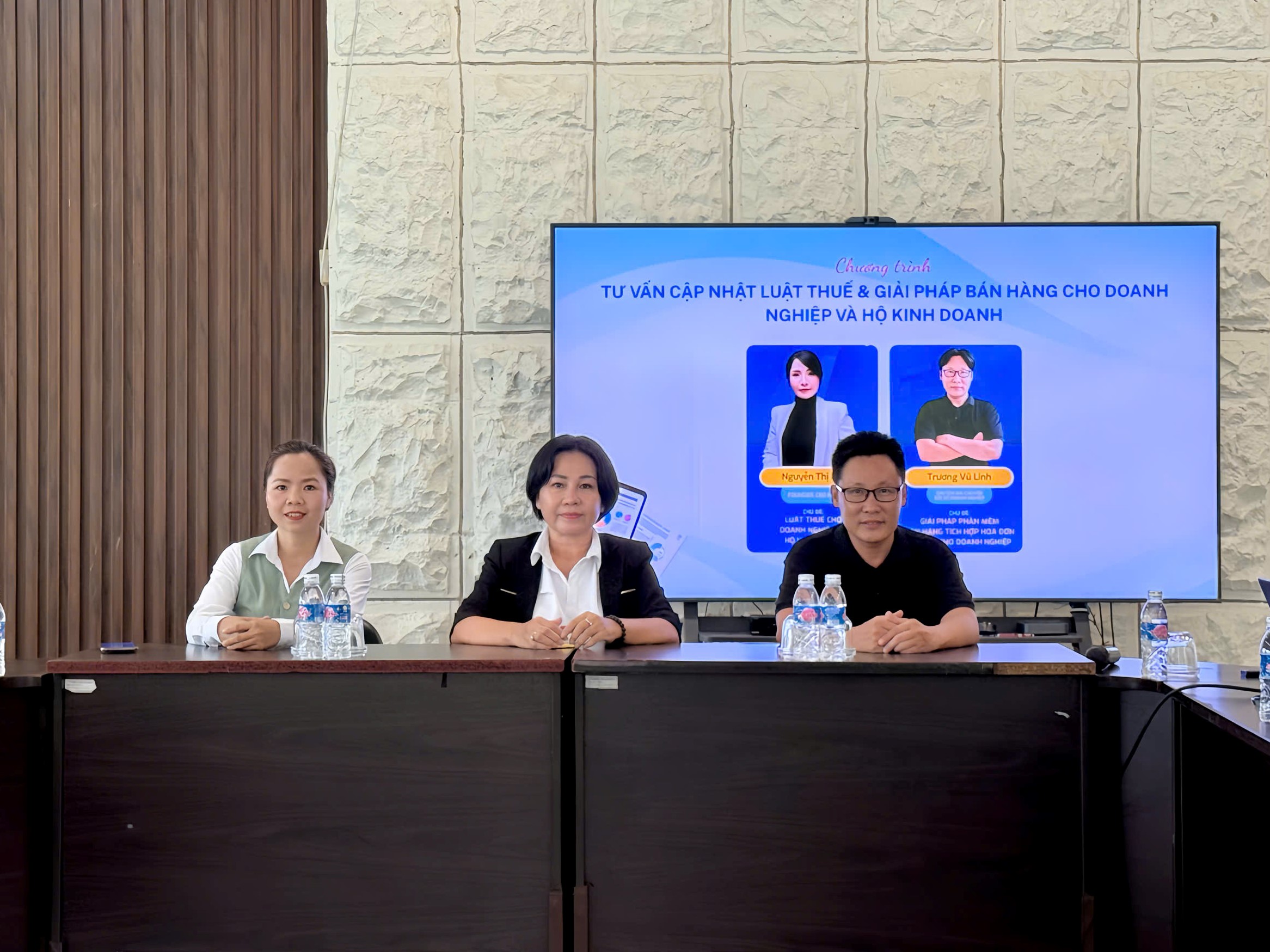 Bà Lê Thanh Hiền (giữa) - Giám đốc Công ty Gas An Thành Đồng Tháp - Đại diện Ban tổ chức