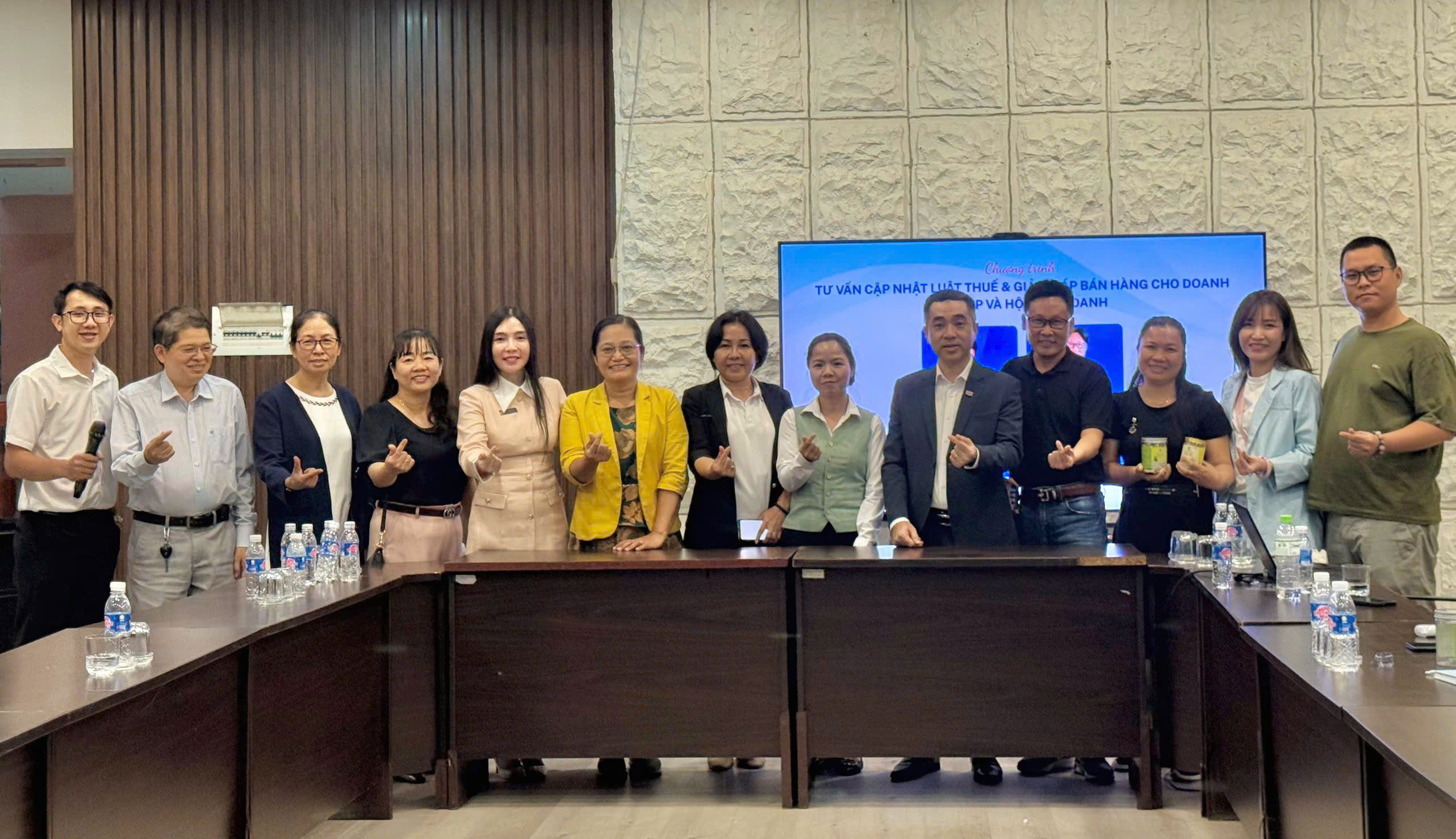 Các thành viên chụp hình lưu niệm cuối chương trình